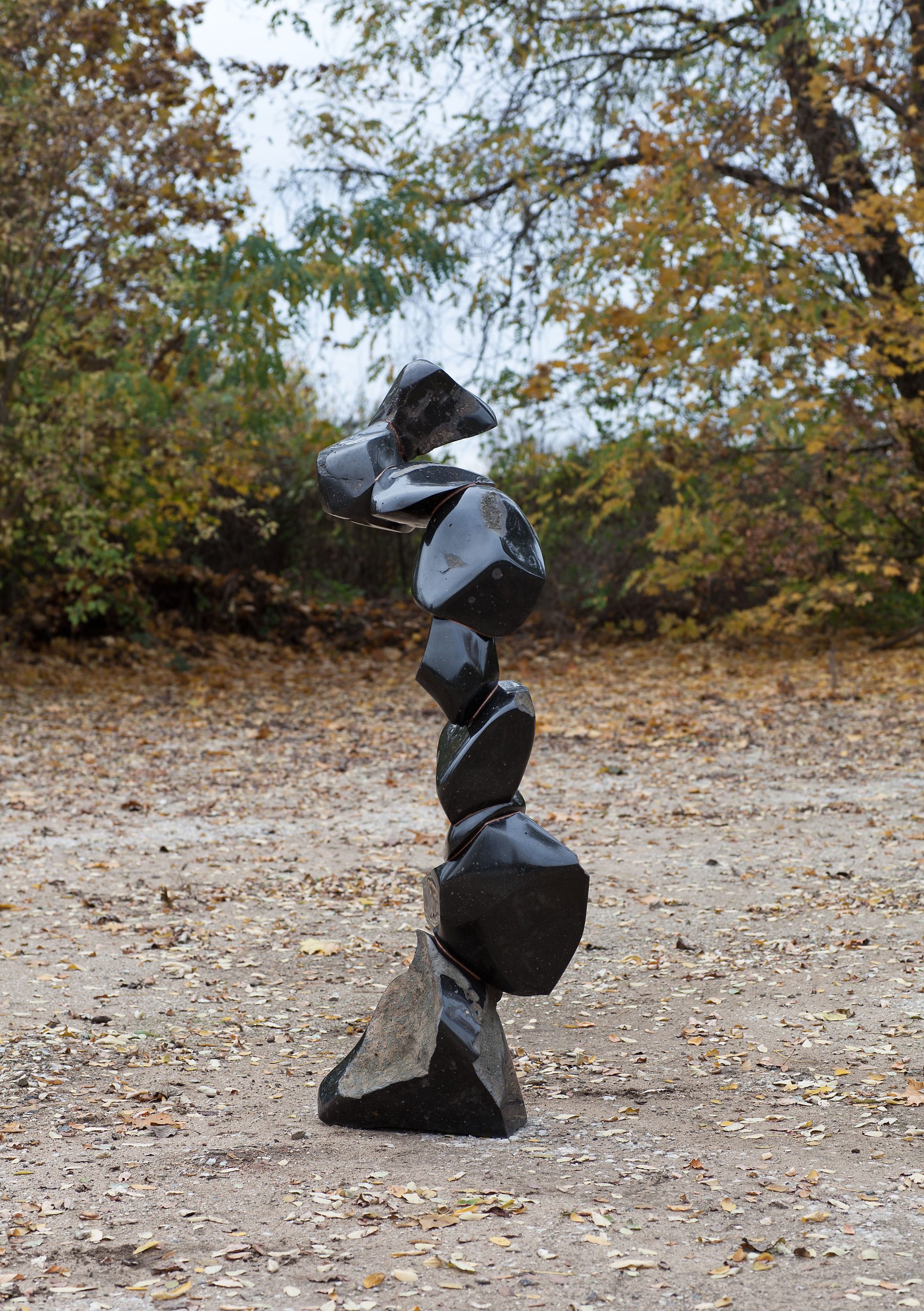 "Rückgrat 4", Basalt, Epoxidharz - 56 x 51 x 136 cm